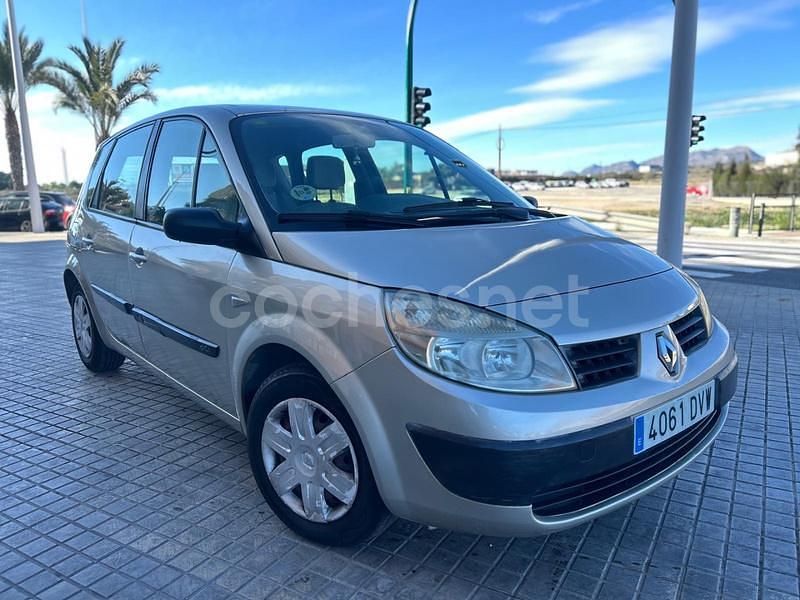 Usado Renault Scénic II Privilege 105 CV (77 kW) 2006 Marrón Monovolumen