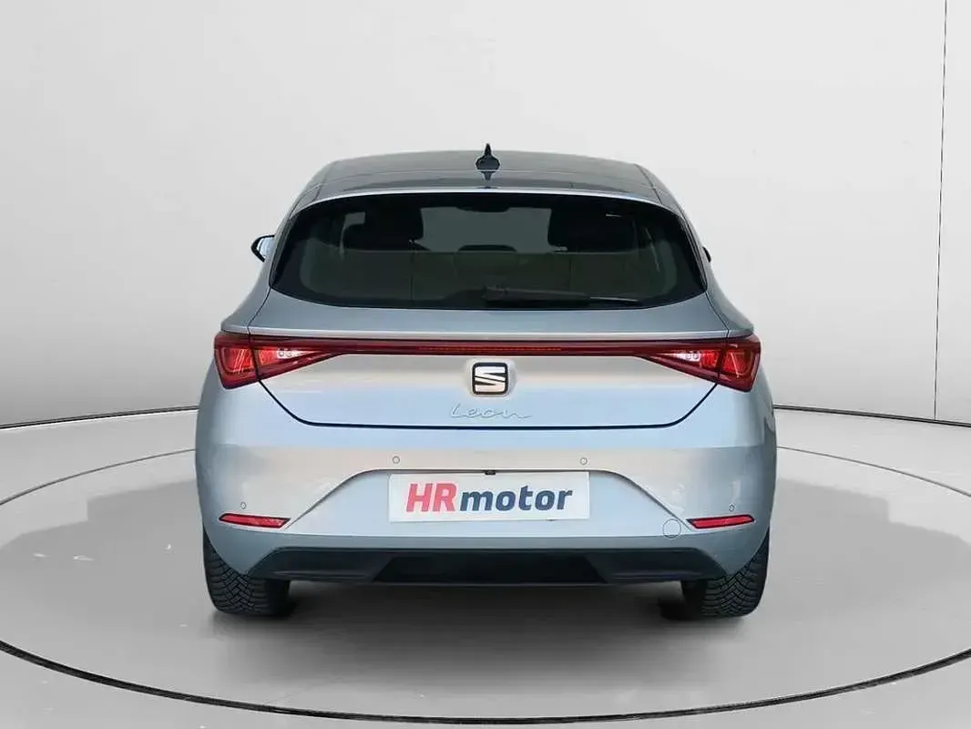 Usado Seat Leon Style 110 CV (80 kW) 2021 Gris Utilitario