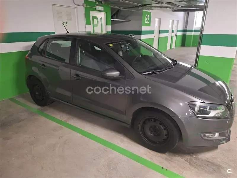 Usado VW Polo Advance 70 CV (51 kW) 2011 Gris / plata Utilitario