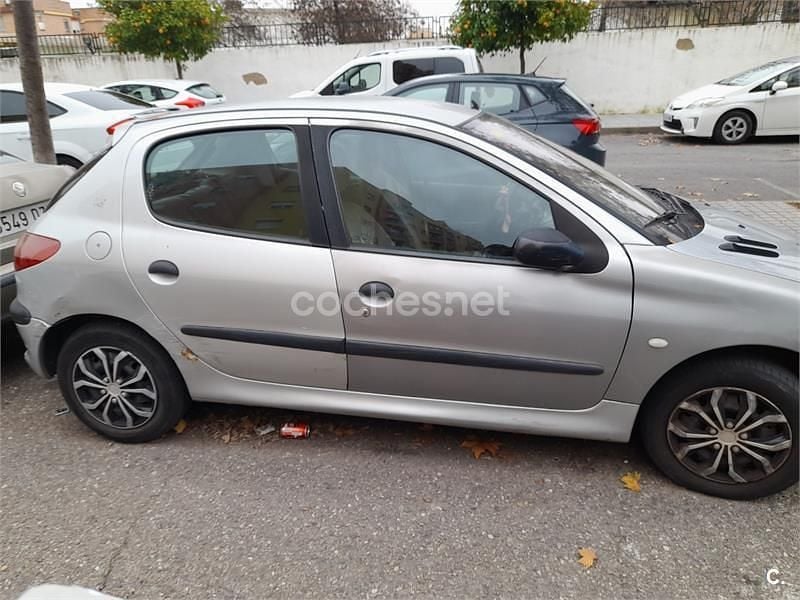 Usado Peugeot 206 70 CV (51 kW) 2002 Gris / plata Berlina
