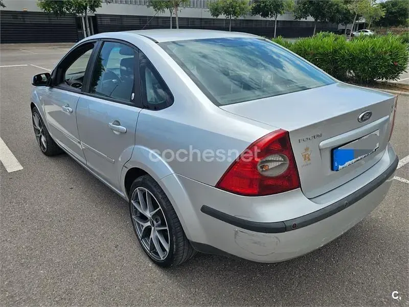 Usado Ford Focus Ghia 115 CV (84 kW) 2006 Gris / plata Berlina