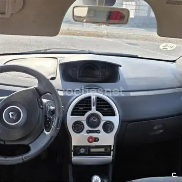 Usado Renault Grand Modus Dynamique 85 CV (62 kW) 2009 Granate Monovolumen
