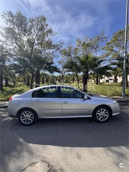 Usado Renault Laguna III Dynamique 150 CV (110 kW) 2008 Gris / plata Berlina