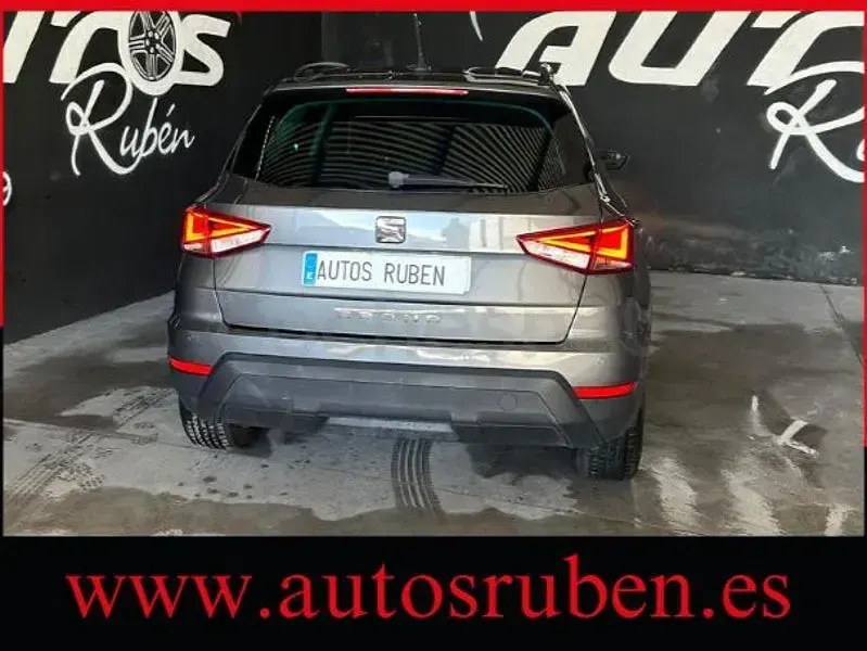 Usado Seat Arona Ecomotive 95 CV (69 kW) 2018 Gris / plata SUV