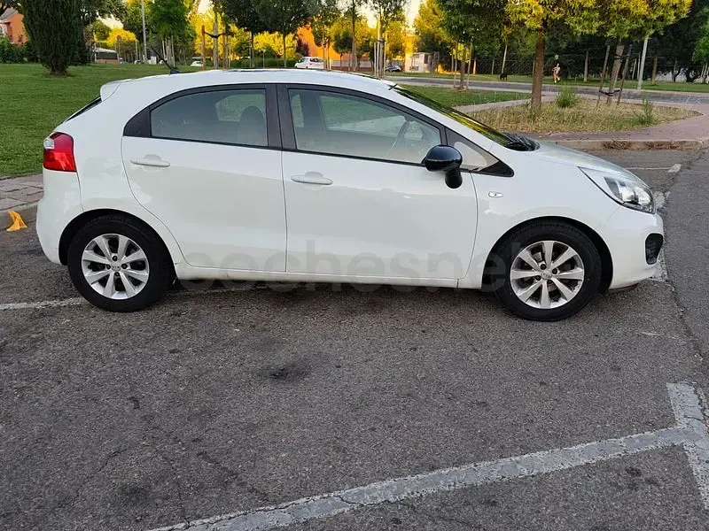 Usado Kia Rio 85 CV (62 kW) 2013 Blanco Berlina