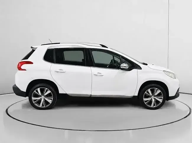 Usado Peugeot 2008 Allure 130 CV (95 kW) 2015 Blanco SUV