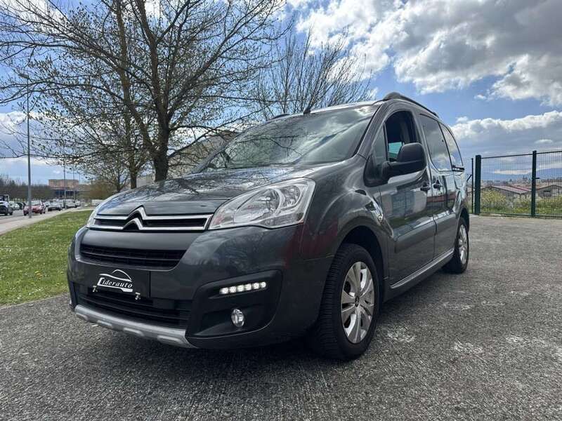 Usado Citroën Berlingo Feel 110 CV (80 kW) 2018 Gris / plata Monovolumen