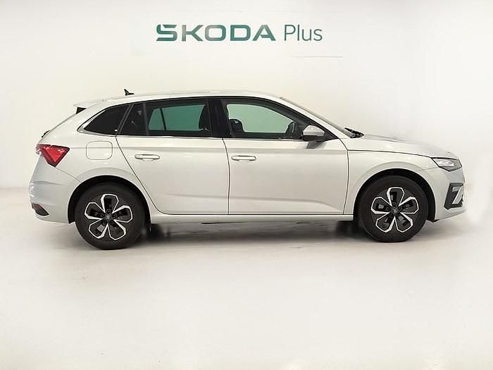 Usado Skoda Scala Selection 115 CV (84 kW) 2025 Gris plata Utilitario
