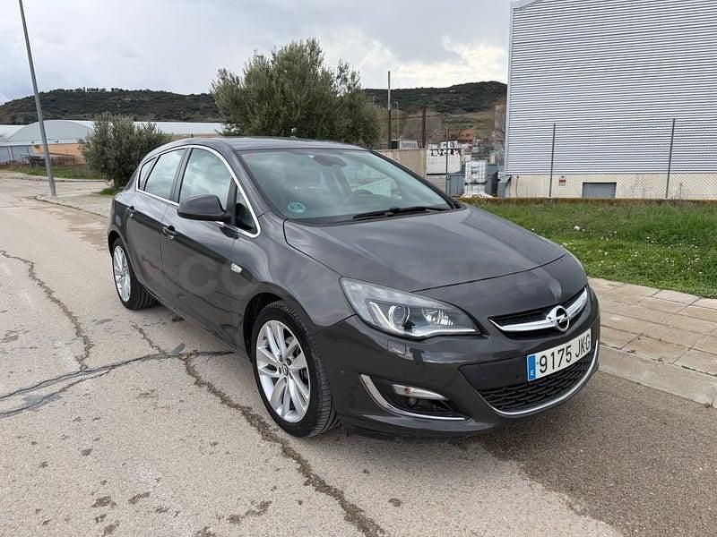 Usado Opel Astra Dynamic 136 CV (100 kW) 2015 Gris / plata Berlina