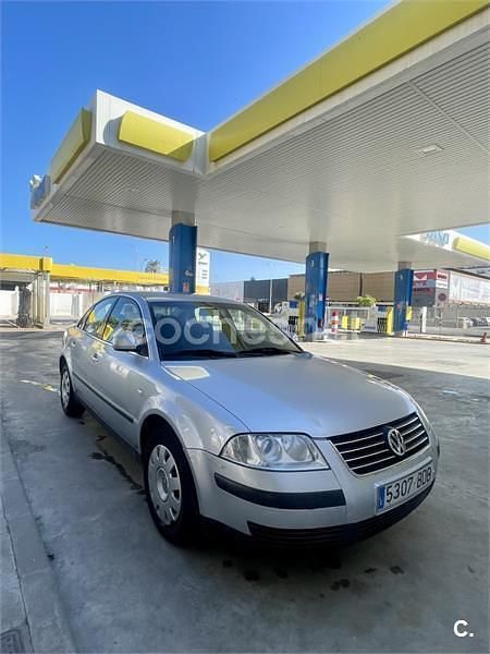 Gris / plata Usado 2000 VW Passat Trendline Berlina | 5950 € - Imagen 1/4