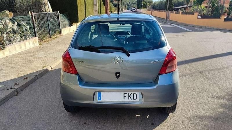 Usado Toyota Yaris Luna 90 CV (66 kW) 2007 Plateado Utilitario