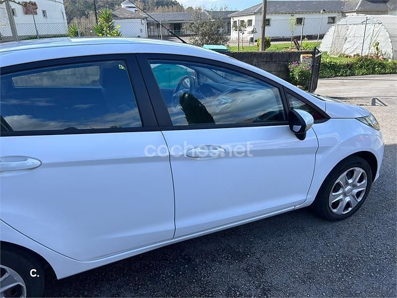 Usado Ford Fiesta Trend 68 CV (50 kW) 2010 Blanco Utilitario
