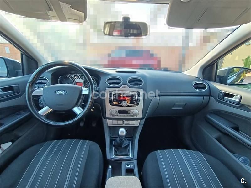 Usado Ford Focus Trend 109 CV (80 kW) 2011 Gris / plata Berlina