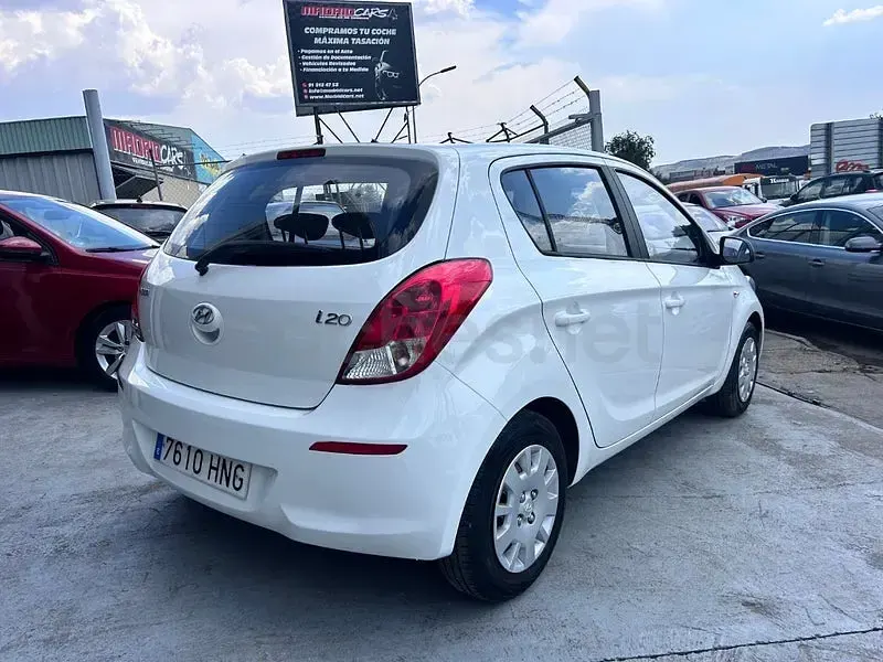 Usado Hyundai i20 85 CV (62 kW) 2013 Blanco Utilitario