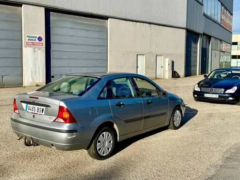 Usado Ford Focus Ghia 90 CV (66 kW) 2002 Gris / plata Berlina
