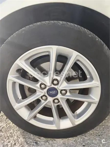 Usado Ford Focus Trend 100 CV (73 kW) 2018 Gris / plata Berlina