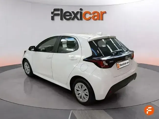 Usado Toyota Yaris Comfort 72 CV (52 kW) 2023 Blanco Utilitario