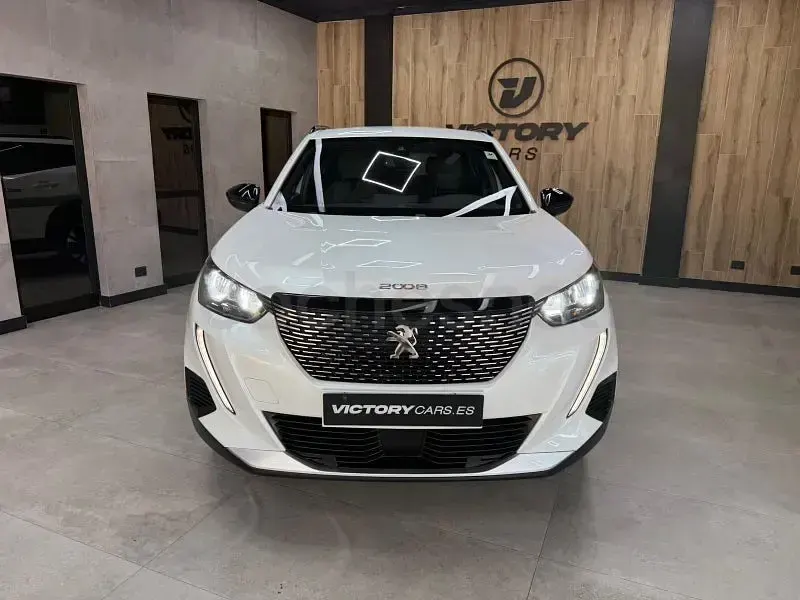 Usado Peugeot 2008 Active 100 CV (73 kW) 2023 Blanco SUV