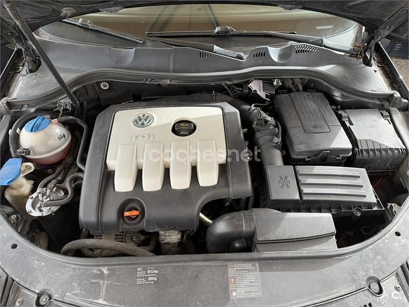 Usado VW Passat Sportline 140 CV (102 kW) 2005 Negro Berlina