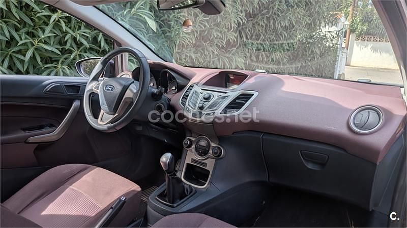 Usado Ford Fiesta Trend 82 CV (60 kW) 2010 Violeta / lila Utilitario