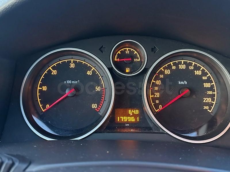 Usado Opel Astra Cosmo 110 CV (80 kW) 2011 Gris / plata Berlina