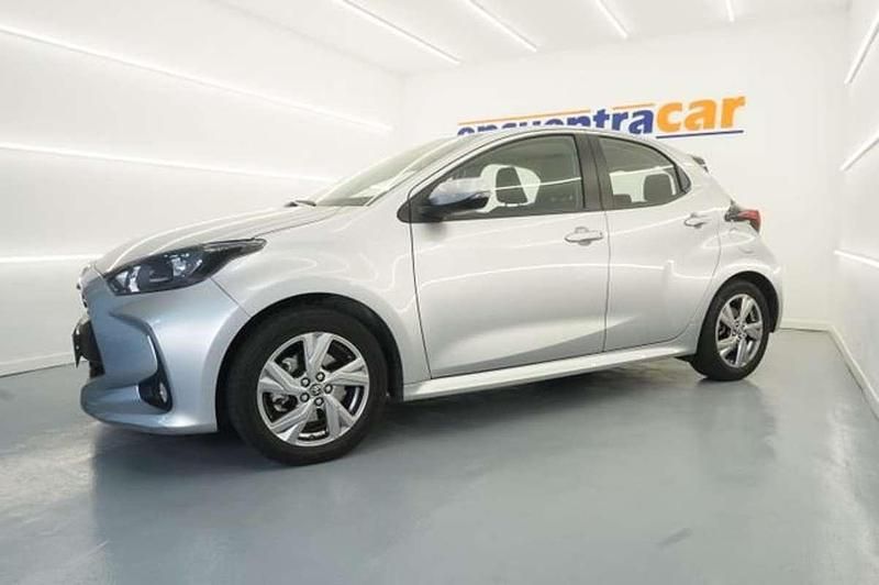 Usado Toyota Yaris Hybrid Active 116 CV (85 kW) 2024 Plateado Utilitario