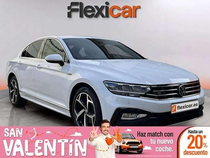 Usado VW Passat R-line 150 CV (110 kW) 2021 Blanco Berlina