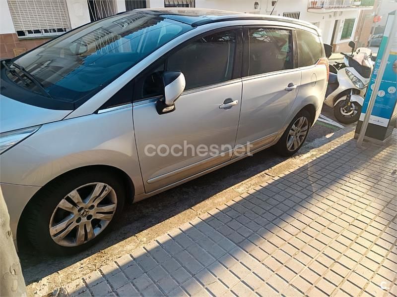 Usado Peugeot 5008 Sport 112 CV (82 kW) 2011 Gris / plata Monovolumen