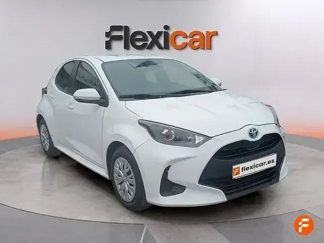 Käytetty Toyota Yaris Hybrid Active 116 HP (85 kW) 2021 Valkoinen