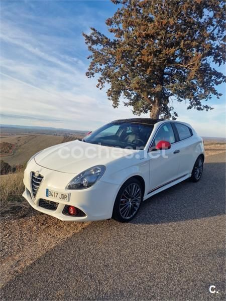Blanco Usado 2015 Alfa Romeo Giulietta Distinctive Utilitario | 7400 € (Caro) - Imagen 1/4
