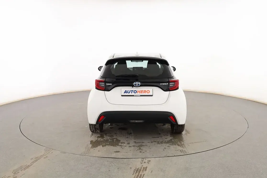 Käytetty Toyota Yaris Hybrid Active 116 HP (85 kW) 2023 Valkoinen Sedan