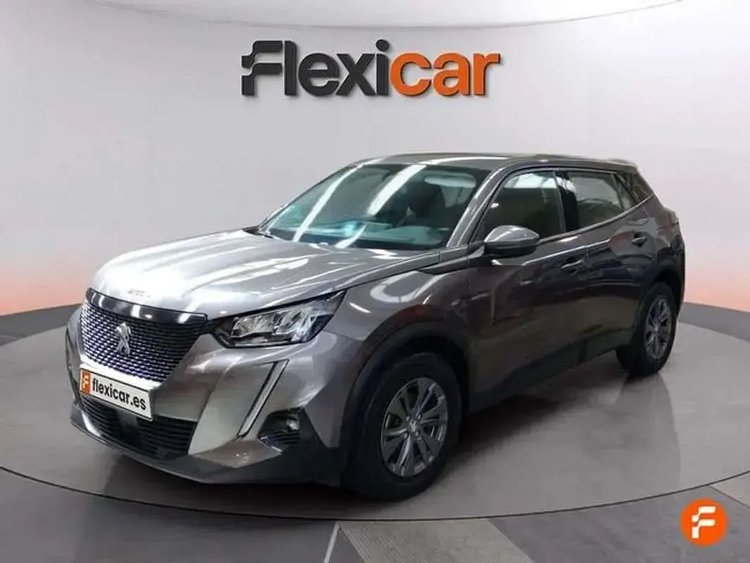 Usado Peugeot 2008 Active 110 CV (80 kW) 2021 Gris SUV