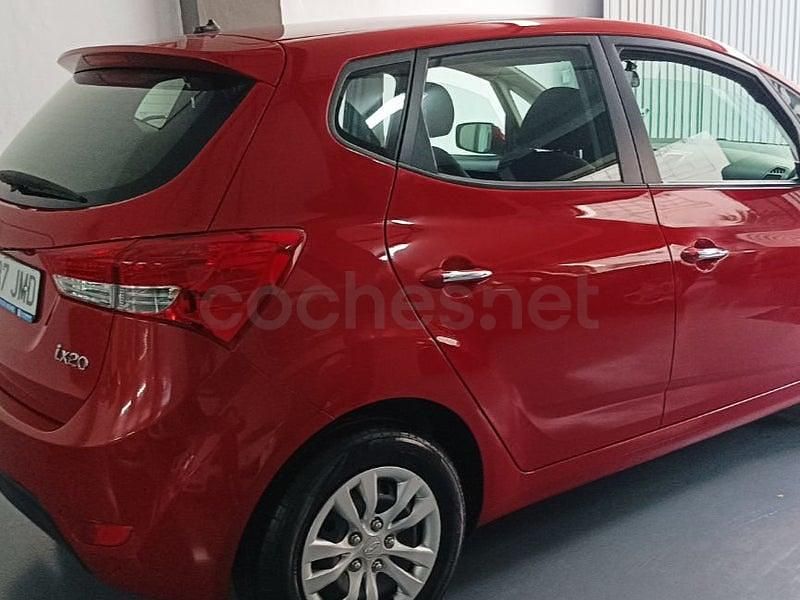 Usado Hyundai ix20 90 CV (66 kW) 2016 Granate Utilitario
