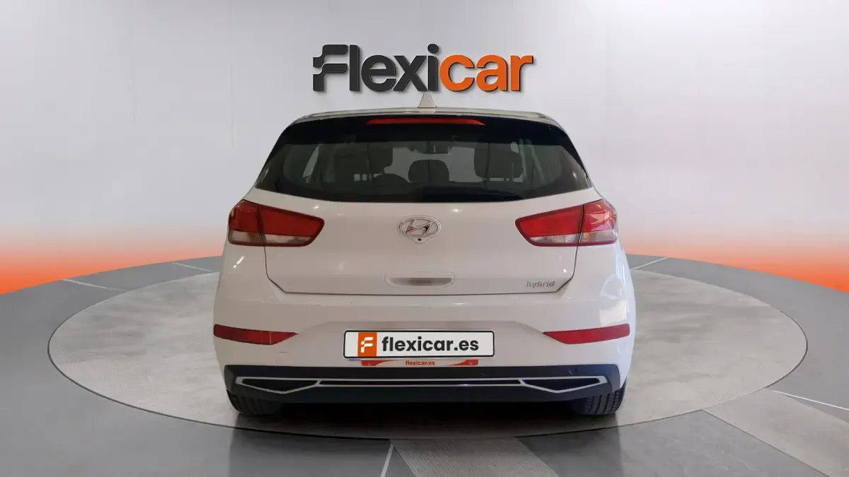 Usado Hyundai i30 120 CV (88 kW) 2021 Blanco Berlina