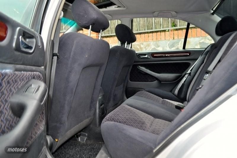 Usado Honda Accord Elegance 147 CV (108 kW) 2000 Plateado Berlina