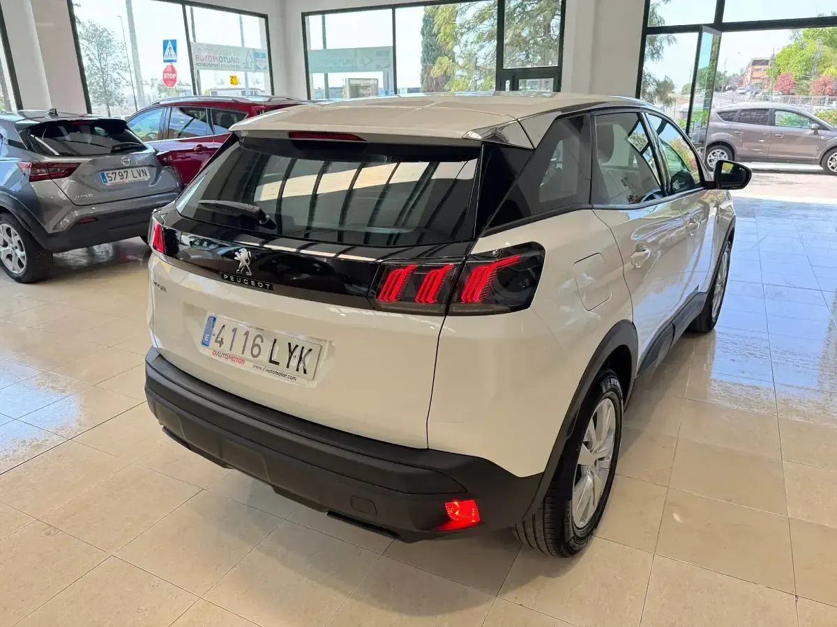 Usado Peugeot 3008 Active 130 CV (95 kW) 2022 Blanco SUV