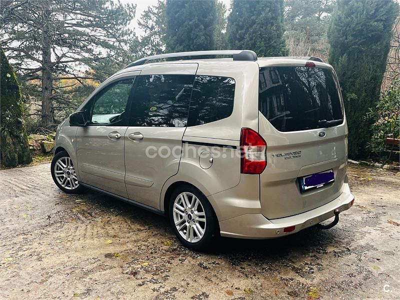Usado Ford Tourneo Courier Titanium 95 CV (69 kW) 2015 Beige Monovolumen