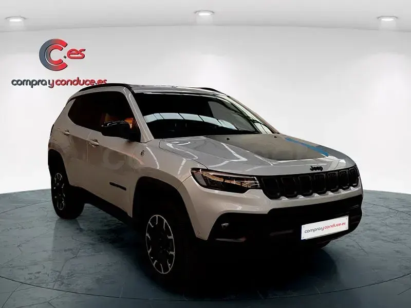 Usado Jeep Compass Trailhawk 240 CV (176 kW) 2022 Gris / plata SUV