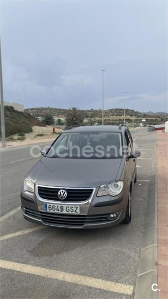 Usado VW Touran Edition 105 CV (77 kW) 2010 Marrón Monovolumen
