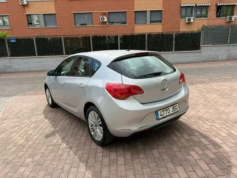 Usado Opel Astra Selective 116 CV (85 kW) 2015 Gris / plata Berlina