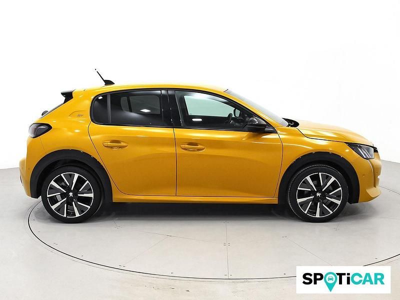 Usado Peugeot 208 GT 100 CV (73 kW) 2022 Amarillo Utilitario