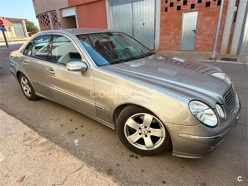 Usado Mercedes E270 Avantgarde 170 CV (125 kW) 2003 Gris / plata Familiar