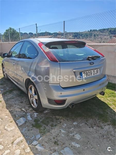 Usado Ford Focus Sport 136 CV (100 kW) 2005 Gris / plata Berlina