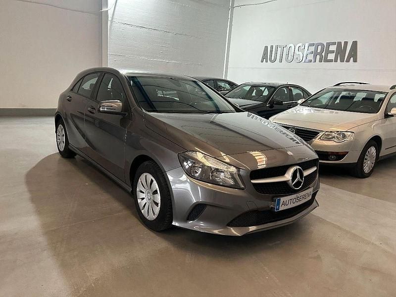 Usado Mercedes A180 109 CV (80 kW) 2017 Gris / plata Berlina