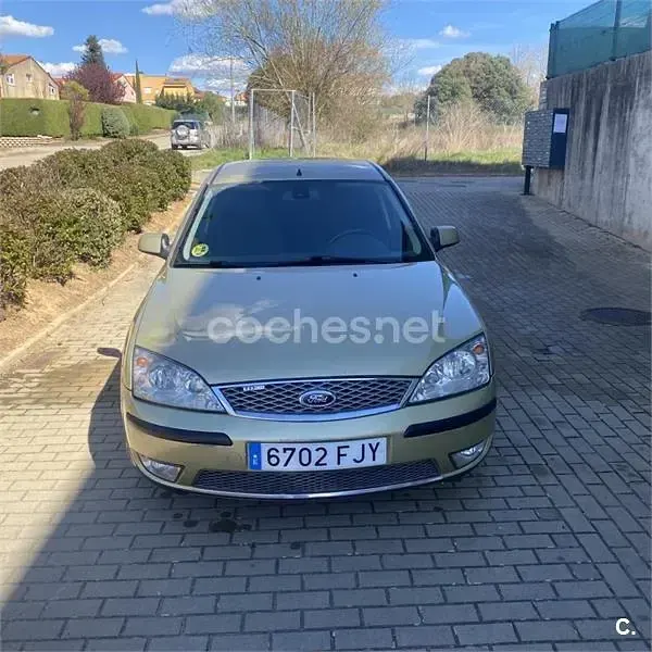 Usado Ford Mondeo Futura 130 CV (95 kW) 2006 Beige Berlina