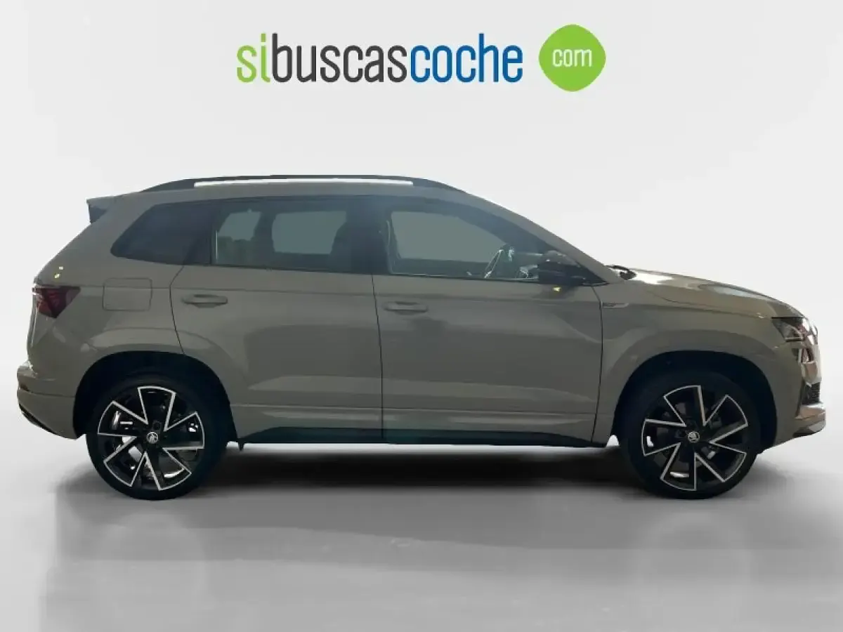 Usado Skoda Karoq SportLine 150 CV (110 kW) 2024 Gris/plata SUV
