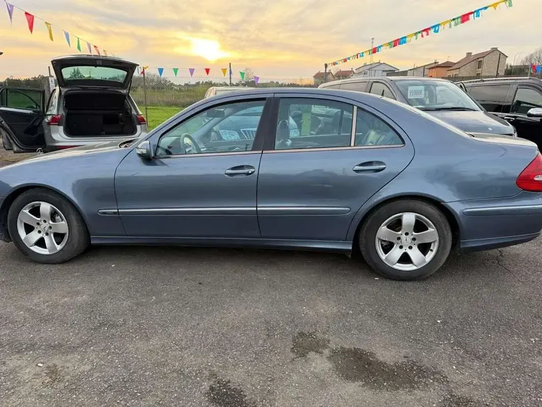 Usado Mercedes E320 204 CV (150 kW) 2004 Gris Berlina