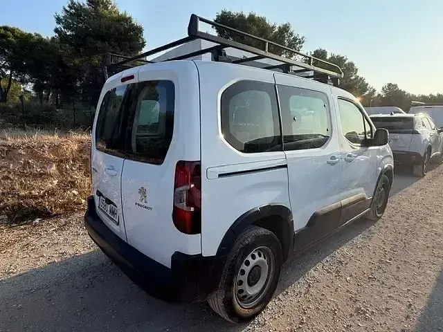 Usado Peugeot Rifter Active 102 CV (75 kW) 2023 Blanco Monovolumen