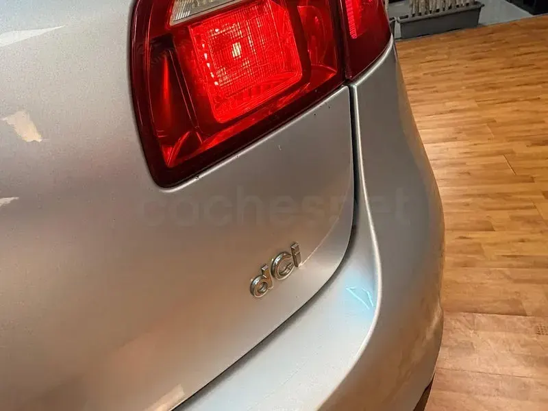 Usado Renault Mégane III Authentique 90 CV (66 kW) 2011 Gris / plata Berlina