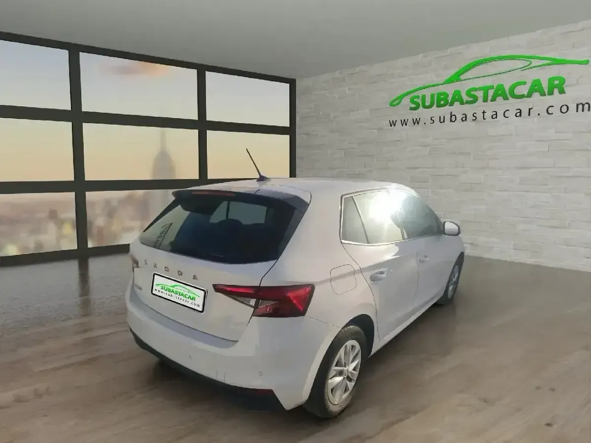 Usado Skoda Fabia 110 CV (80 kW) 2023 Blanco Utilitario